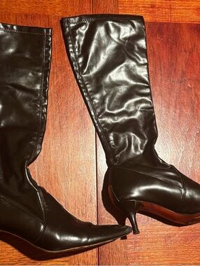 Donald J. Pliner Black Knee-High Pointed Toe Kitten Heel Leather Boots, Italy